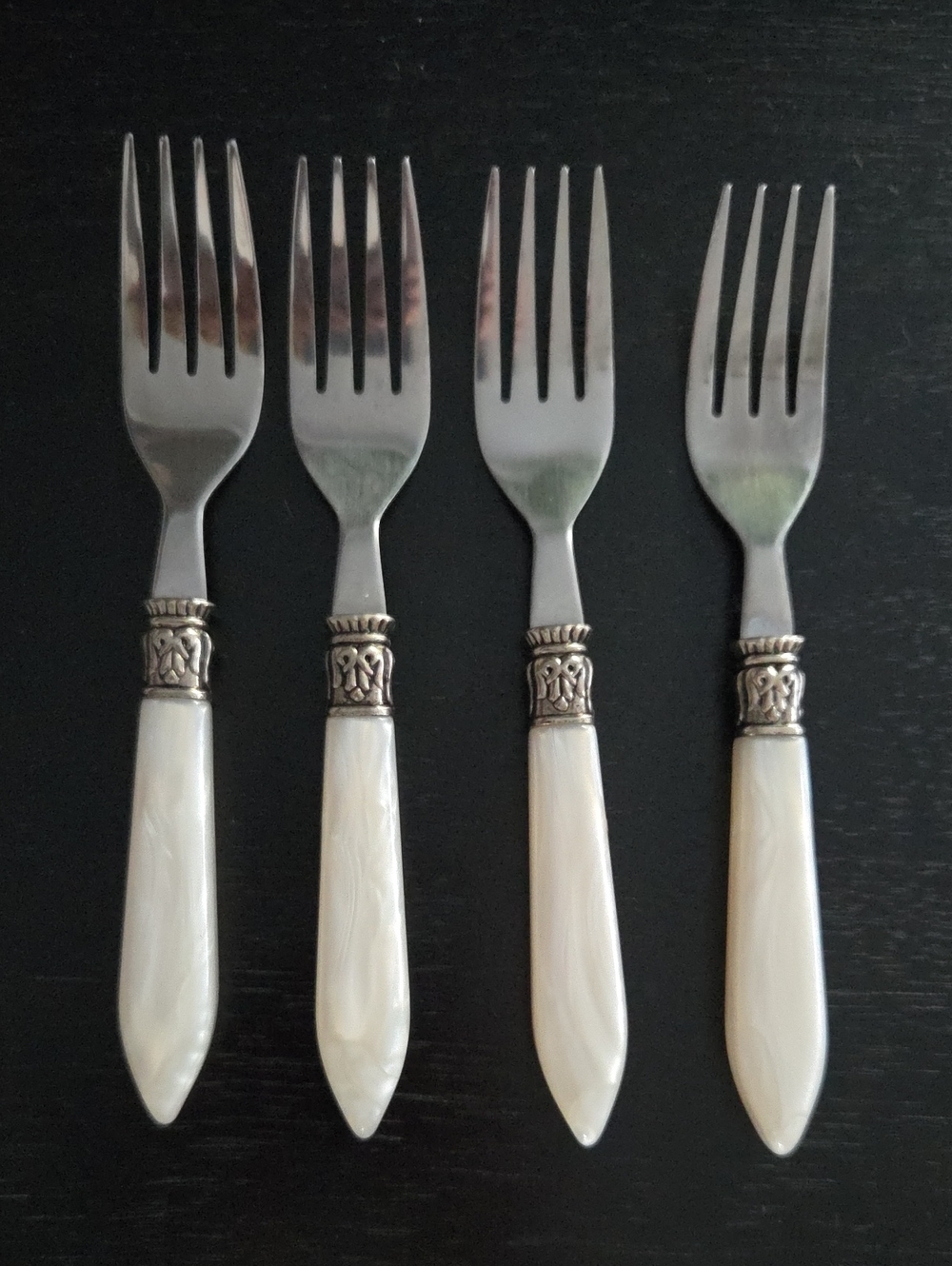 Faux Pearl Handle 24 Piece flatware set - Picture 7 of 12